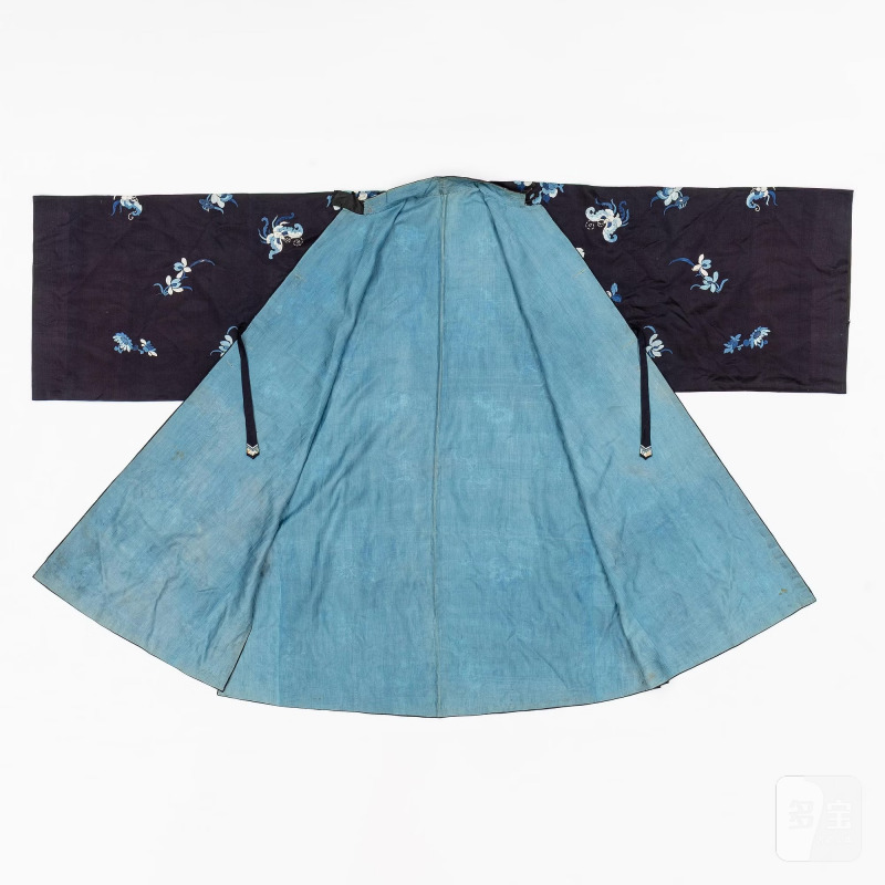 A Chinese embroidered silk robe, - 图5